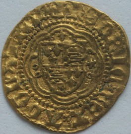 HAMMERED GOLD 1413 -1422 HENRY V QUARTER NOBLE CLASS C LIS ABOVE SHIELD BROKEN ANNULET TO LEFT AND MULLET TO RIGHT OF SHIELD MM PIERCED CROSS WITH PELLET CENTRE SCARCE NVF