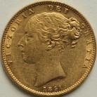 SOVEREIGNS 1851  VICTORIA LONDON SHIELD 5 OVER 5 WW IN RELIEF SCARCE GVF