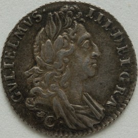 SIXPENCES 1697 C WILLIAM III CHESTER. 1ST BUST. LATE HARP. SMALL CROWNS. ESC 1557 NEF